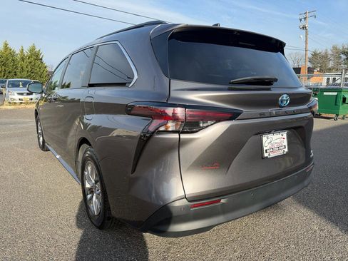 Used 2023 Toyota Sienna XLE FWD image 7