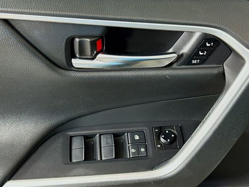 Used 2020 Toyota RAV4 Limited image 18