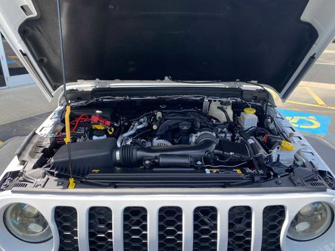 Used 2022 Jeep Gladiator Sport w/ Trailer Tow Package AWD/4WD image 6