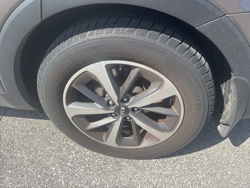 Used 2019 Kia Sorento EX image 11