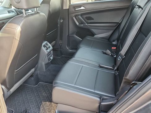 Used 2018 Volkswagen Tiguan SE w/ Panoramic Sunroof Package AWD/4WD image 11