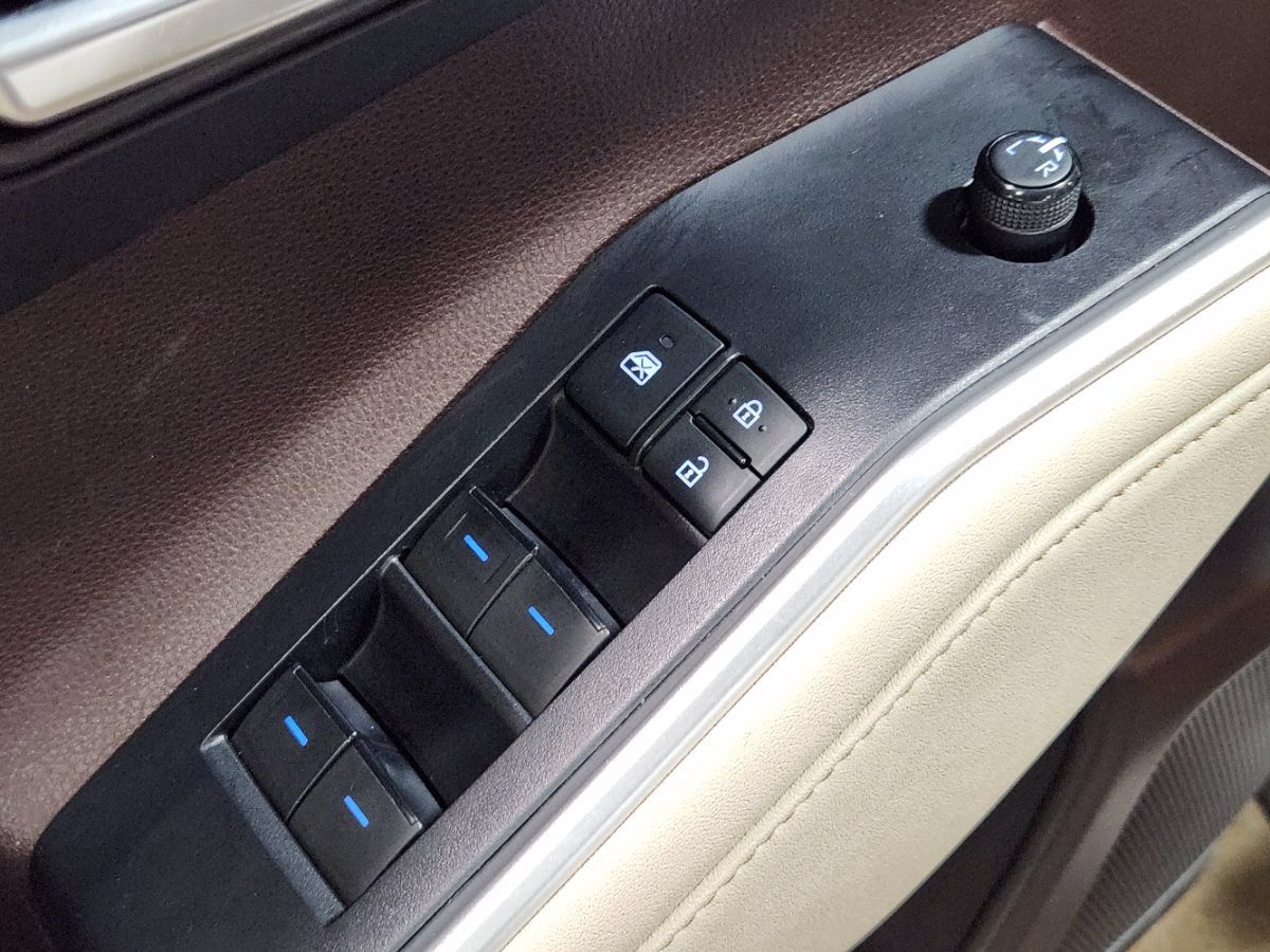 Used 2021 Toyota Highlander XLE AWD/4WD image 44