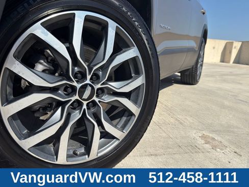 Used 2023 GMC Acadia SLE w/ Driver Convenience Package FWD image 4
