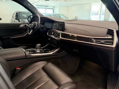 Used 2022 BMW X7 xDrive40i w/ M Sport Package image 9
