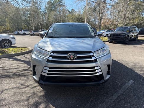 Used 2019 Toyota Highlander LE image 2