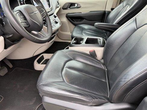 Used 2022 Chrysler Pacifica Touring-L image 21