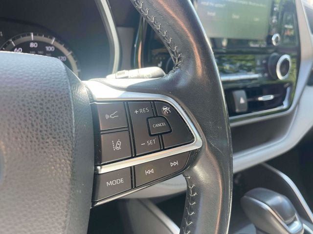 Used 2020 Toyota Highlander XLE AWD/4WD image 25