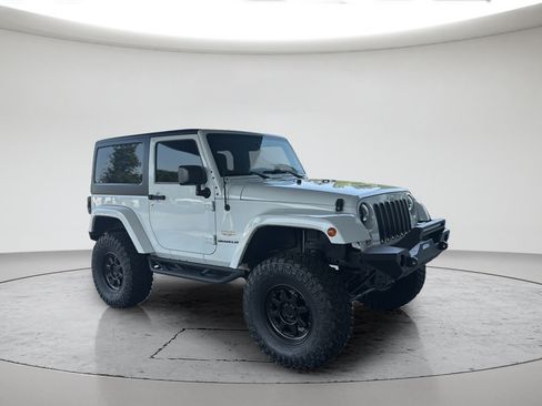 Used 2015 Jeep Wrangler Sahara w/ Connectivity Group AWD/4WD image 8