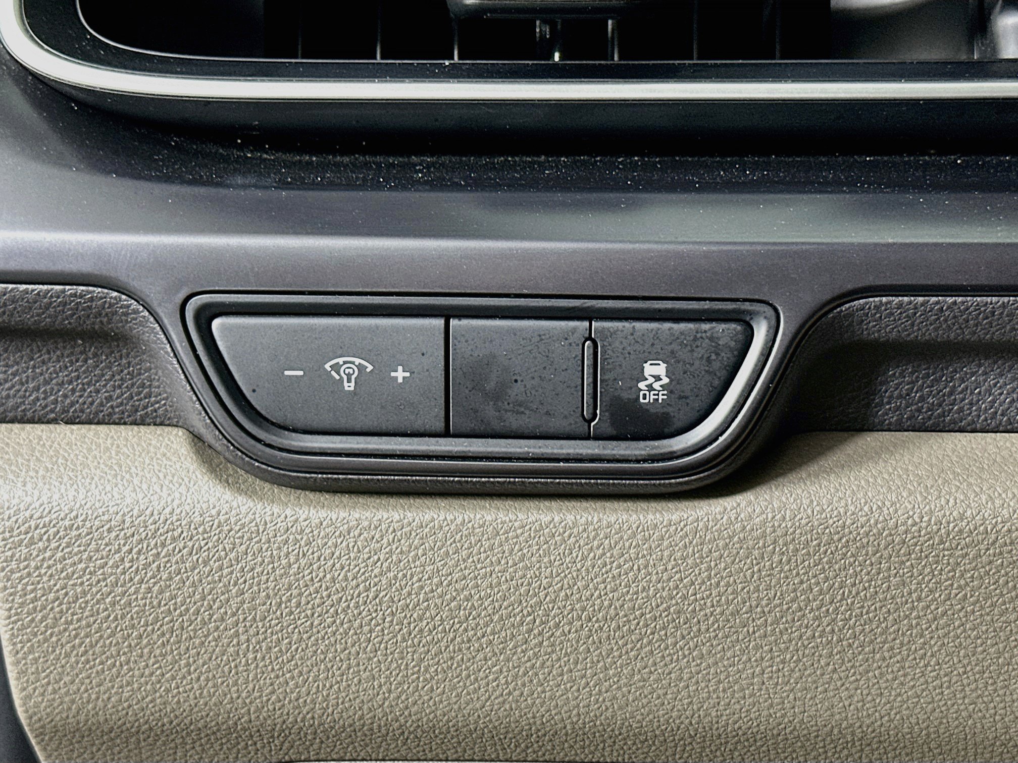 Used 2025 Kia Carnival FWD image 17