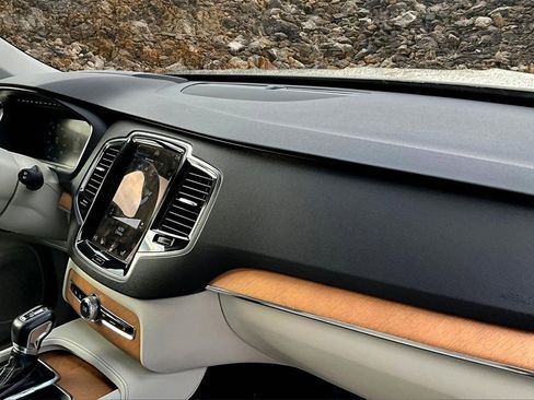 Used 2021 Volvo XC90 T6 Momentum w/ Protection Package Premier image 15