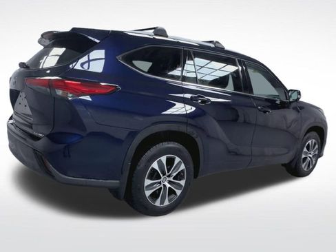 Used 2022 Toyota Highlander XLE AWD/4WD image 25
