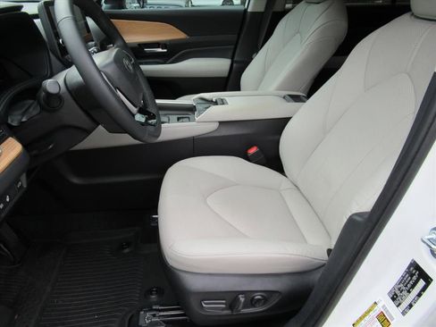 Used 2025 Toyota Grand Highlander FWD image 17