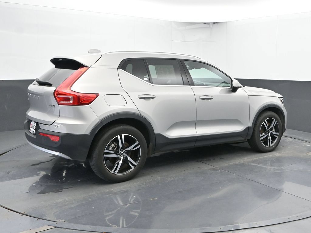 Used 2024 Volvo XC40 B5 Core AWD/4WD image 3