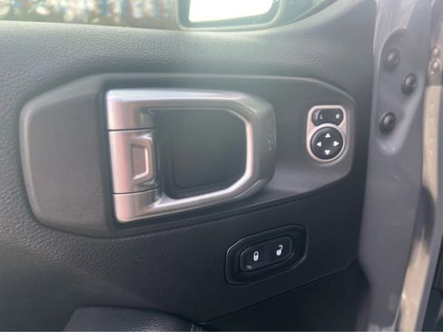 Used 2020 Jeep Wrangler Unlimited Sahara image 16