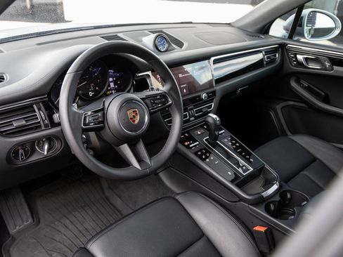 Certified 2025 Porsche Macan image 4