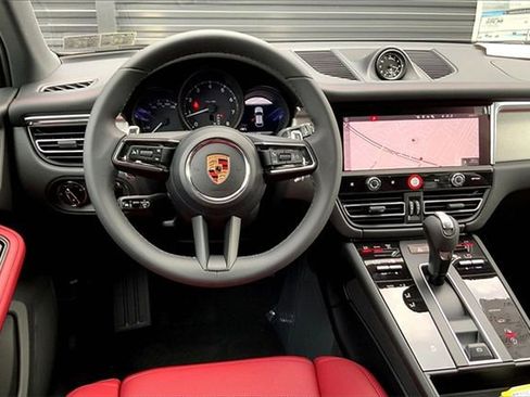Certified 2026 Porsche Macan AWD/4WD image 23