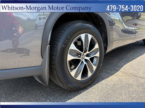 Used 2022 Toyota Highlander XLE AWD/4WD image 9