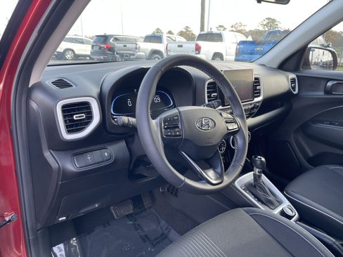 Used 2024 Hyundai Venue Limited image 12