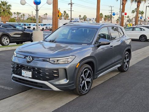 New 2026 Volkswagen Tiguan SE FWD image 8