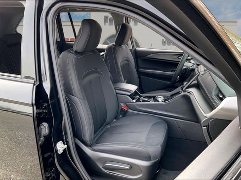 Certified 2023 Jeep Grand Cherokee Laredo image 7