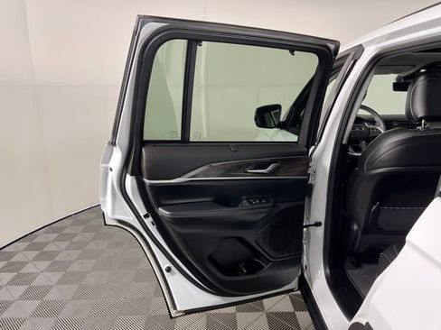 Used 2023 Jeep Grand Cherokee Limited w/ Luxury Tech Group II image 40