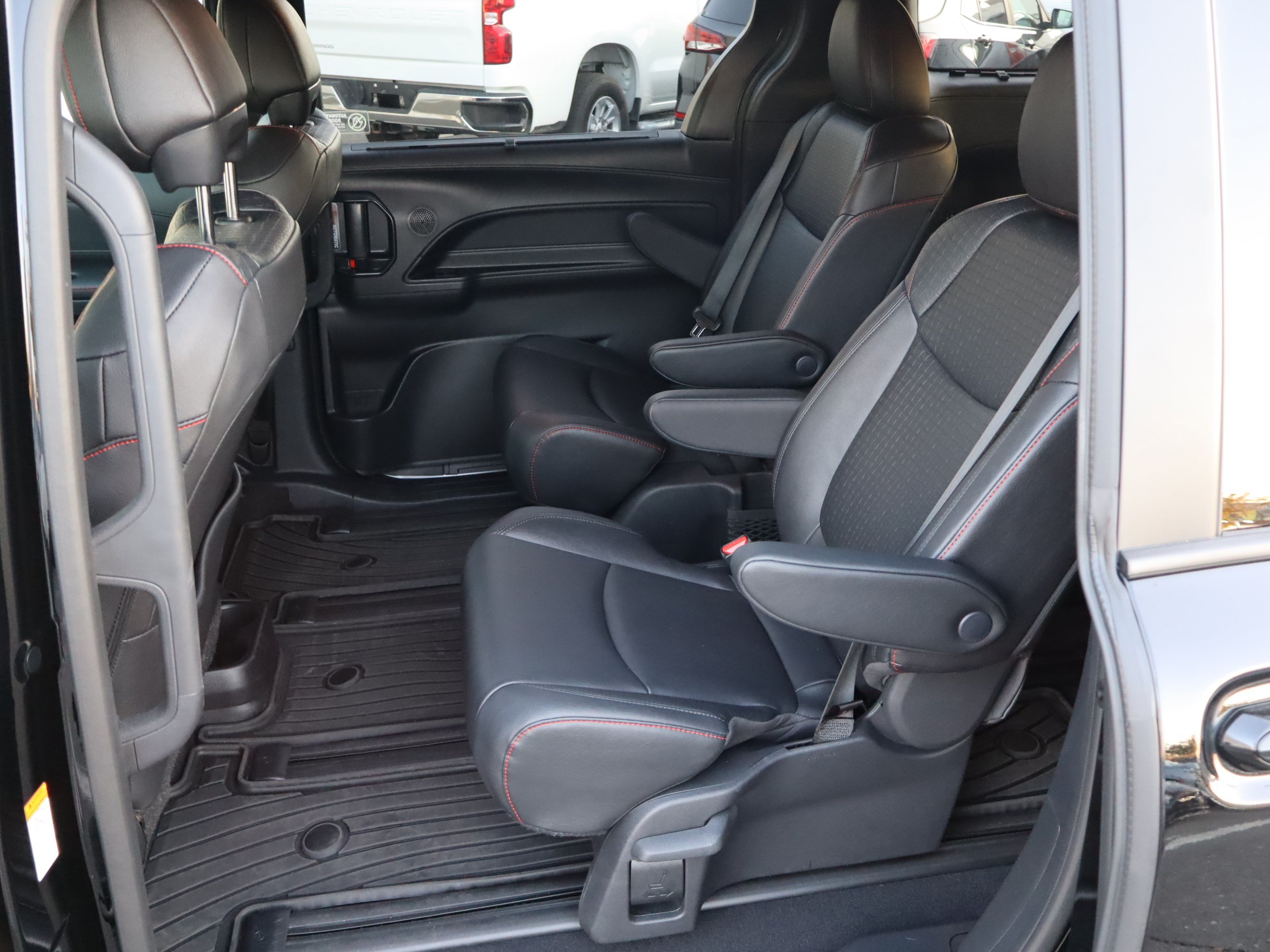 Used 2026 Toyota Sienna XSE FWD image 31