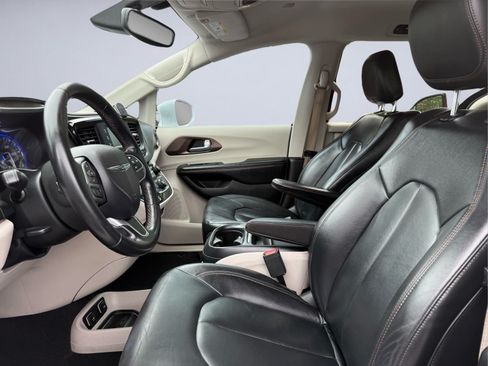 Used 2017 Chrysler Pacifica Touring-L FWD image 15