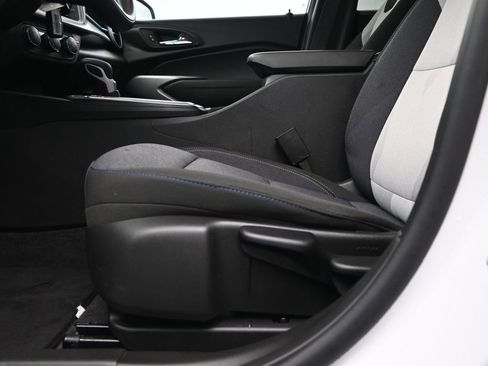 Used 2025 Chevrolet Trax LS image 22