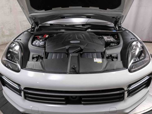 Used 2022 Porsche Cayenne Platinum Edition image 26