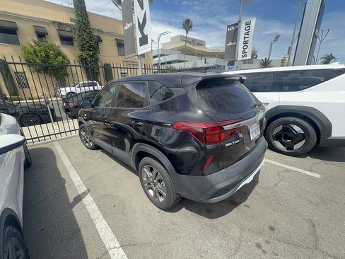 Used 2023 Kia Seltos LX AWD/4WD image 4