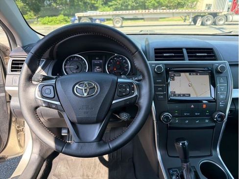 Used 2015 Toyota Camry SE w/ Moonroof Package FWD image 12