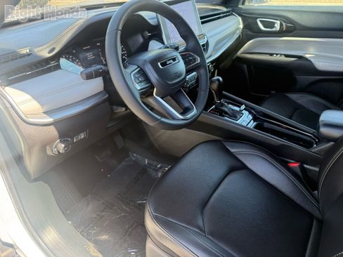 Used 2025 Jeep Compass Limited image 12