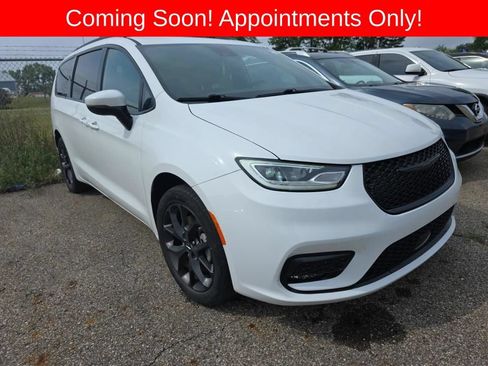 Used 2023 Chrysler Pacifica Touring-L w/ S Appearance Package AWD/4WD image 1
