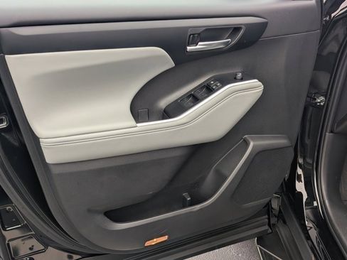 Used 2026 Toyota Highlander XLE image 10