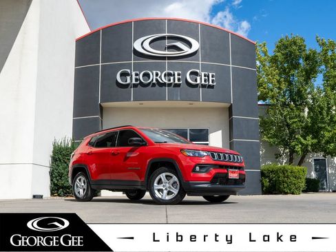 Used 2023 Jeep Compass Latitude w/ Sun and Sound Group AWD/4WD image 1