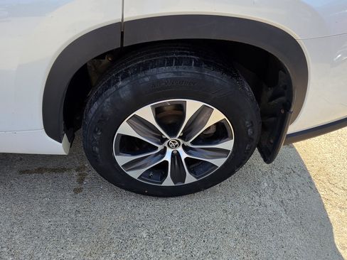 Used 2022 Toyota Highlander XLE AWD/4WD image 9