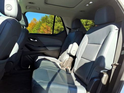 Used 2021 Chevrolet Traverse LT w/ LT Premium Package image 9