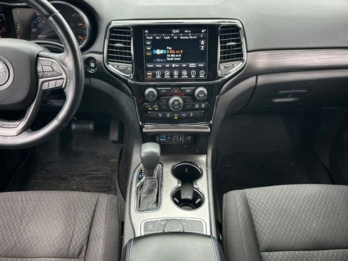 Used 2019 Jeep Grand Cherokee Laredo image 4
