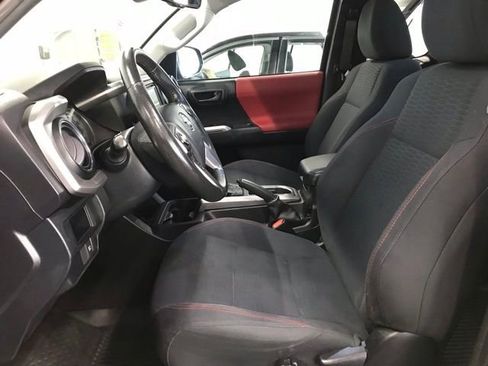 Used 2018 Toyota Tacoma SR5 AWD/4WD image 10