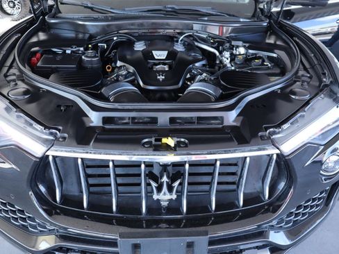 Used 2017 Maserati Levante w/ Luxury Package image 37