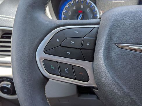 Used 2024 Chrysler Pacifica Touring-L AWD/4WD image 21