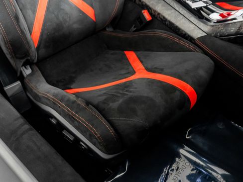 Used 2018 Lamborghini Huracan Performante AWD/4WD image 35