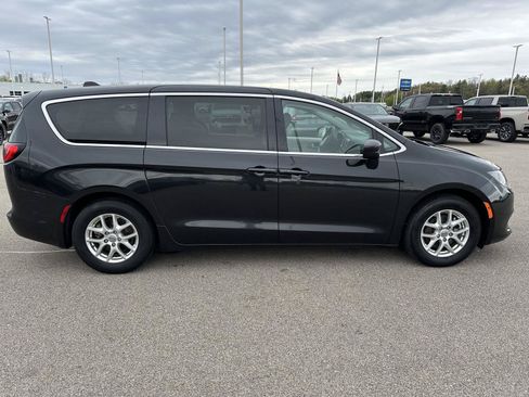 Used 2023 Chrysler Voyager LX FWD image 10
