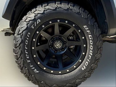 Used 2022 Toyota Tacoma TRD Off-Road AWD/4WD image 4