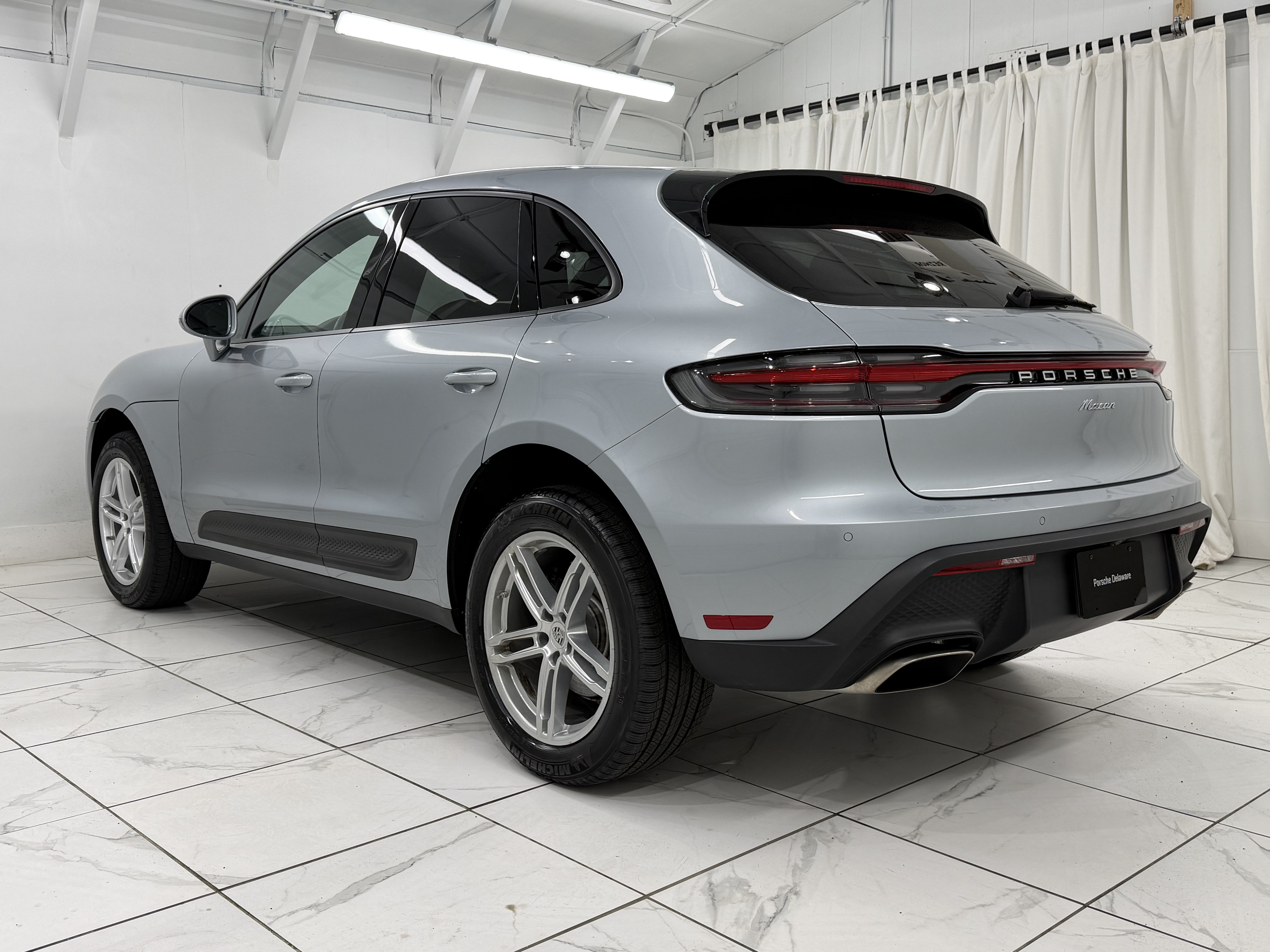 Used 2022 Porsche Macan AWD/4WD image 3