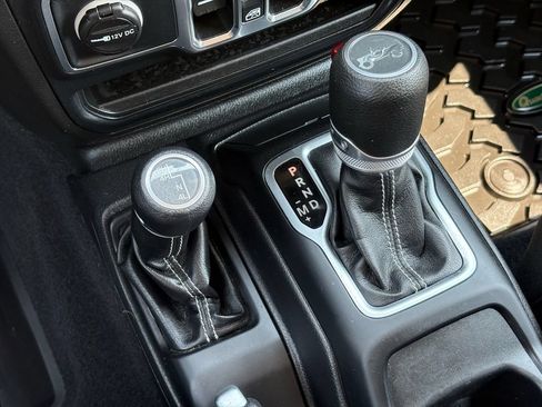 Used 2019 Jeep Wrangler Unlimited Sahara AWD/4WD image 16