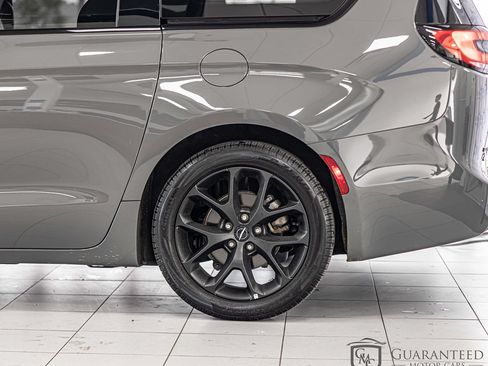 Used 2025 Chrysler Pacifica Limited FWD image 8