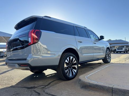 Used 2025 Ford Expedition Max Platinum w/ Driver's Package image 4