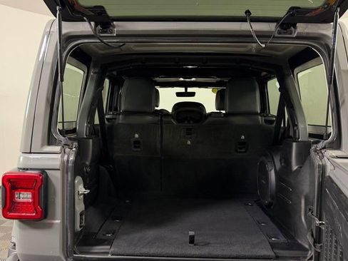 Used 2022 Jeep Wrangler Unlimited Sahara AWD/4WD image 9