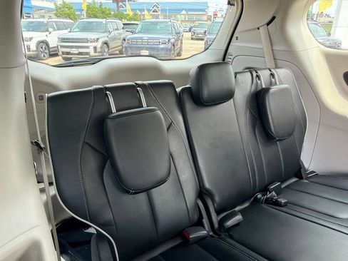 Used 2024 Chrysler Pacifica Limited FWD image 15